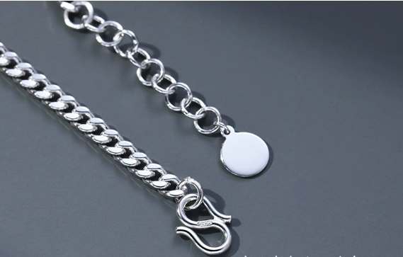 Pulsera de plata vintage puesta en muñeca - VILLALECORT